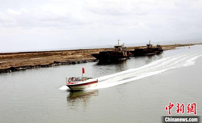 圖為茶卡鹽湖?！⊙Φ?攝