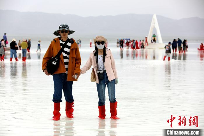 圖為游客在茶卡鹽湖之中。　薛蒂 攝