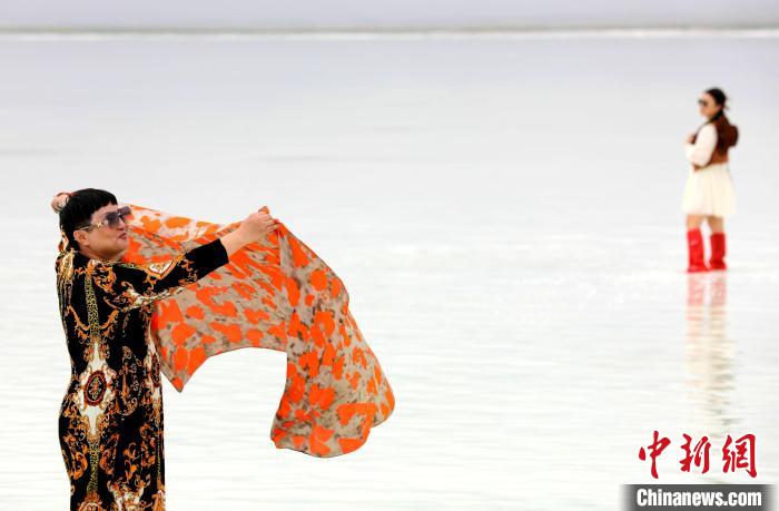 圖為游客在茶卡鹽湖拍照。　薛蒂 攝