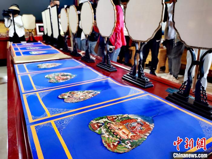 圖為唐卡延伸產品?！?zhí)砀?攝