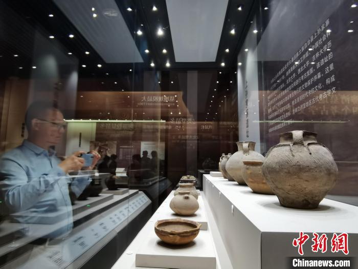 圖為河湟文化博物館展陳的陶器?！?zhí)砀?攝