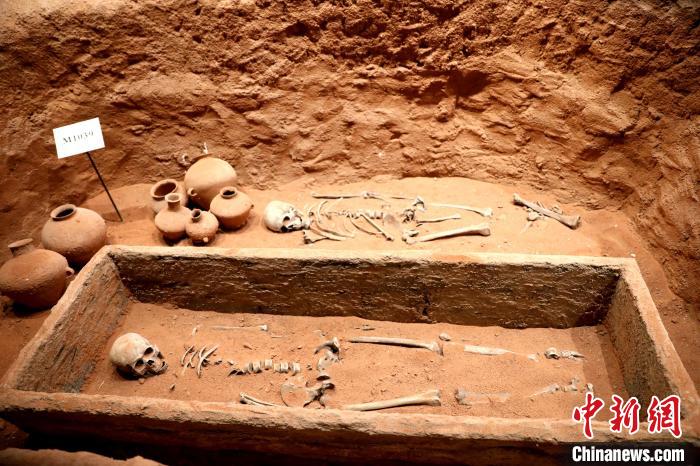 圖為河湟文化博物館復制展陳的墓葬及其彩陶陪葬品?！⊙Φ?攝