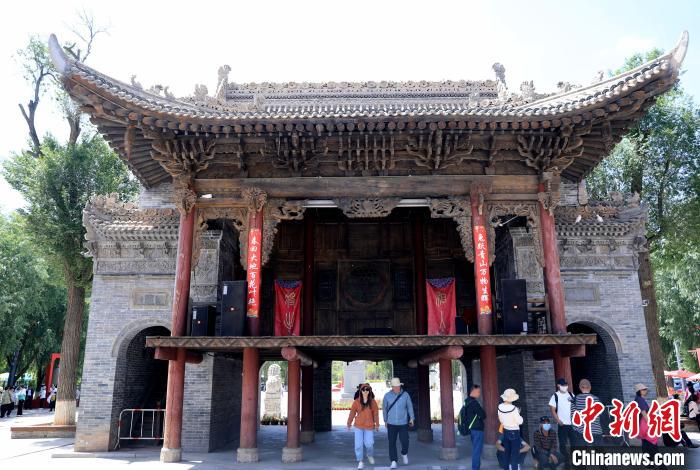 圖為平安驛·河湟民俗文化體驗地的戲樓?！⊙Φ?攝