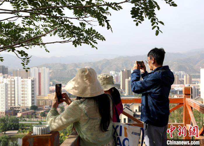 圖為媒體記者登頂朝陽山?！⊙Φ?攝