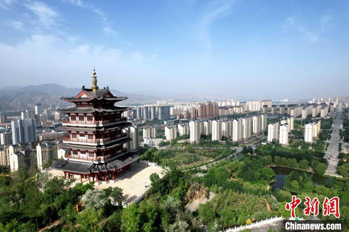 圖為航拍樂都區(qū)朝陽山片區(qū)?！⊙Φ?攝