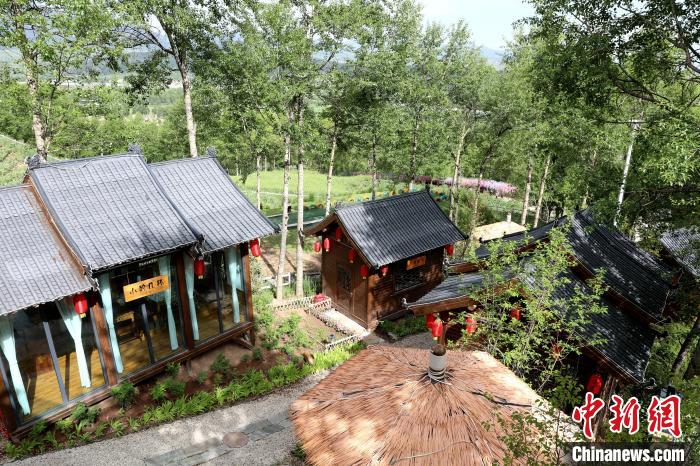 圖為景區(qū)內(nèi)依山而建的民宿?！⊙Φ?攝