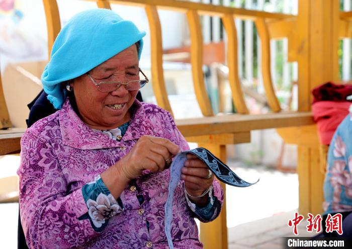 圖為繡娘在土族盤繡園內(nèi)制作盤繡?！⊙Φ?攝