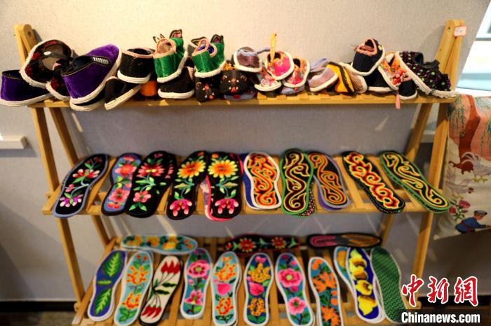 圖為盤繡作品。　薛蒂 攝