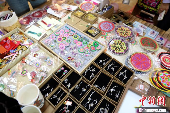 圖為盤繡作品?！⊙Φ?攝