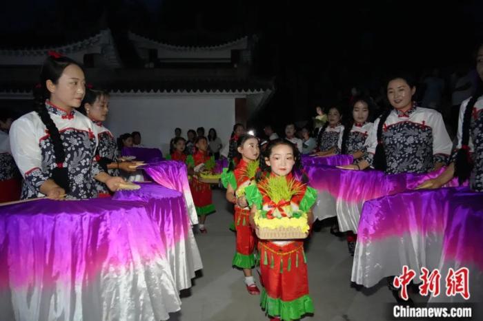 甘肅省西和縣姜席鎮(zhèn)晚霞湖畔，當?shù)孛耖g舉行盛大的乞巧儀式。魏朵朵 攝