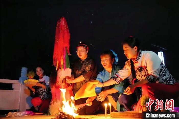持續(xù)七天八夜的乞巧節(jié)正在西漢水上游的甘肅省西和縣進行。西和縣姜席鎮(zhèn)晚霞湖畔，民眾“巧頭”點蠟、炷香、焚裱紙、跪拜，準備將“巧娘娘”請進院。魏朵朵 攝