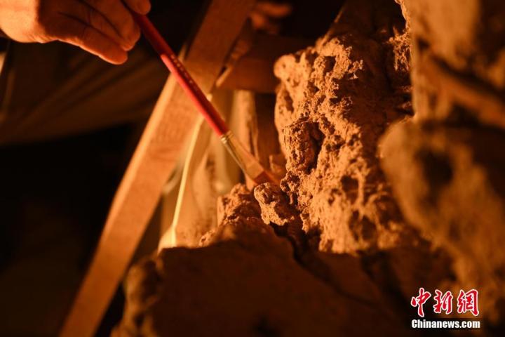 8月25日，文物修復(fù)師牟常有進(jìn)行文物修復(fù)工作。