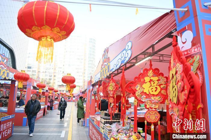 1月30日，蘭州街頭琳瑯滿目的年貨吸引顧客選購(gòu)。九美旦增 攝</p><p>