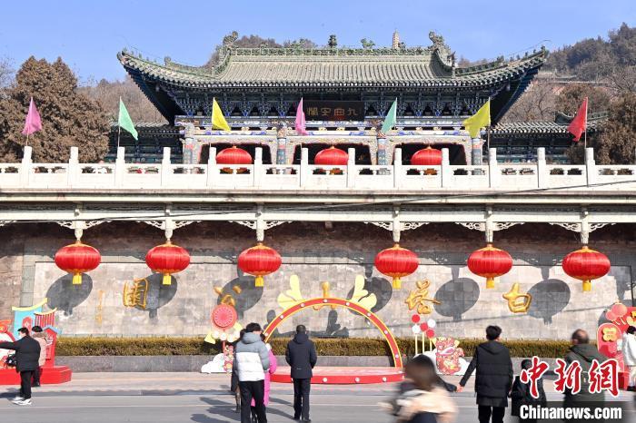 1月30日，裝扮一新的蘭州白塔山公園節(jié)日氛圍濃厚。九美旦增 攝</p><p>