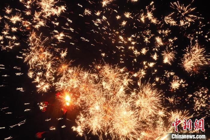 灼熱的鐵水在空中迸散。在空中形成“鐵花火雨”的景象，似天女散花，似群星漫天，如夢(mèng)如幻，美不勝收。侯奇志 攝</p>
<p>