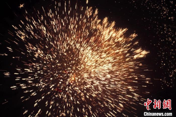 據(jù)悉，“花”與“發(fā)”諧音，取“打花打花，越打越發(fā)”之意?！按蜩F花”不僅蘊(yùn)含著人們祈福納祥的美好愿望，也展現(xiàn)了民間生鐵冶煉傳統(tǒng)技藝的工匠精神。侯奇志 攝