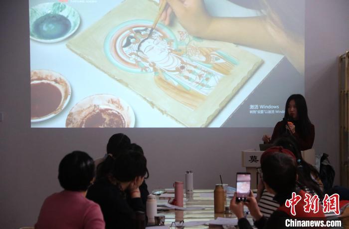 2023年2月，在敦煌研究院莫高學堂，研學導師給學員講授敦煌壁畫臨摹技法?！　垥粤?攝