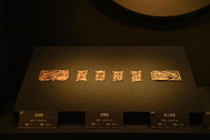 張家川縣馬家塬車(chē)輿博物館展陳的馬家塬遺址出土的金項(xiàng)飾、金腰飾、金人畫(huà)飾等。李亞龍 攝　　