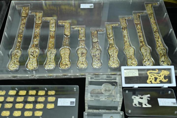 張家川馬家塬出土的金帶飾、大角羊、人形鉛俑及狼形銀車(chē)輿飾等文物。