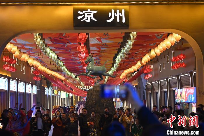 圖為游人拍攝煥然一新亮相的街區(qū)。李亞龍 攝</p>
<p>