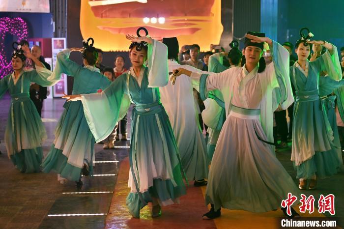 圖為工作人員進(jìn)行舞蹈表演。李亞龍 攝</p>
<p>