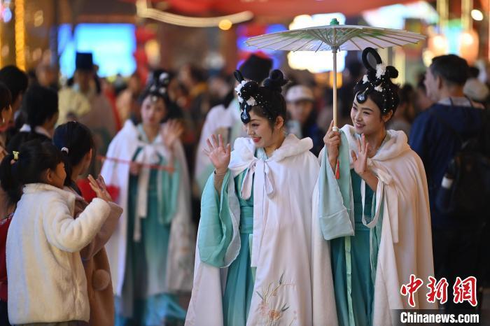 圖為街區(qū)人員著傳統(tǒng)服飾與游人互動(dòng)。李亞龍 攝</p>
<p>