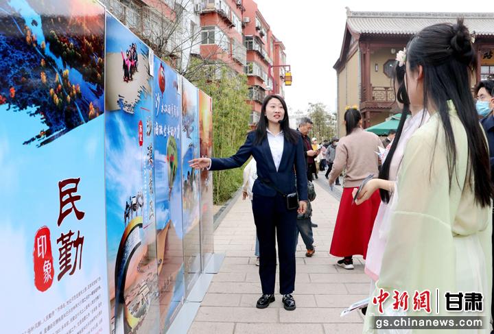 3月下旬，民勤縣在天水啟漢樓廣場舉行推介會，宣傳本地旅游資源和農(nóng)特優(yōu)產(chǎn)品。圖為工作人員向游客介紹民勤自然風(fēng)光、歷史文化。馬愛彬 攝