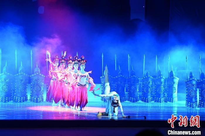 2023年2月18日，蘭州歌舞劇院創(chuàng)排的大型舞劇《大夢敦煌》?！　【琶赖┰?攝