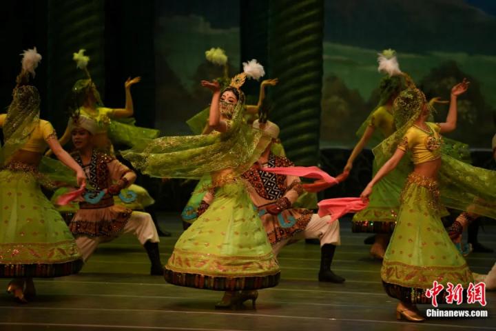 2024年2月23日晚，中國經(jīng)典舞劇《絲路花雨》在甘肅蘭州演出恭賀新春。李亞龍 攝