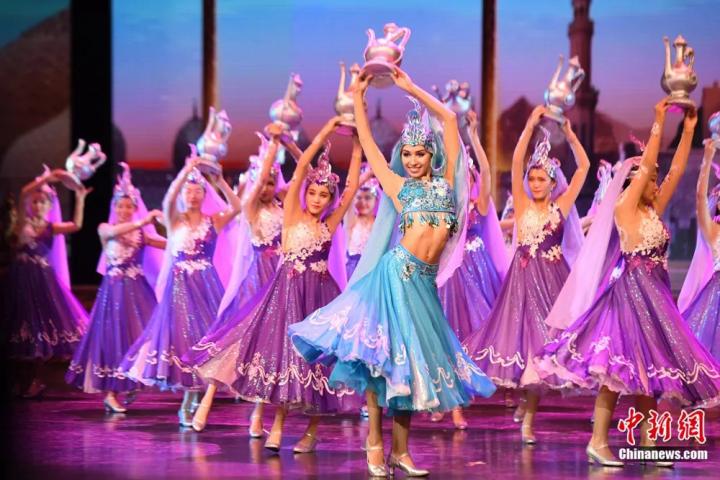 《絲路花雨》外國演員在波斯酒舞中領(lǐng)舞。楊艷敏 攝