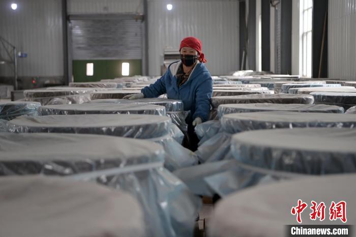 5月10日，工作人員檢查裝有酒糟的壇子。九美旦增　攝