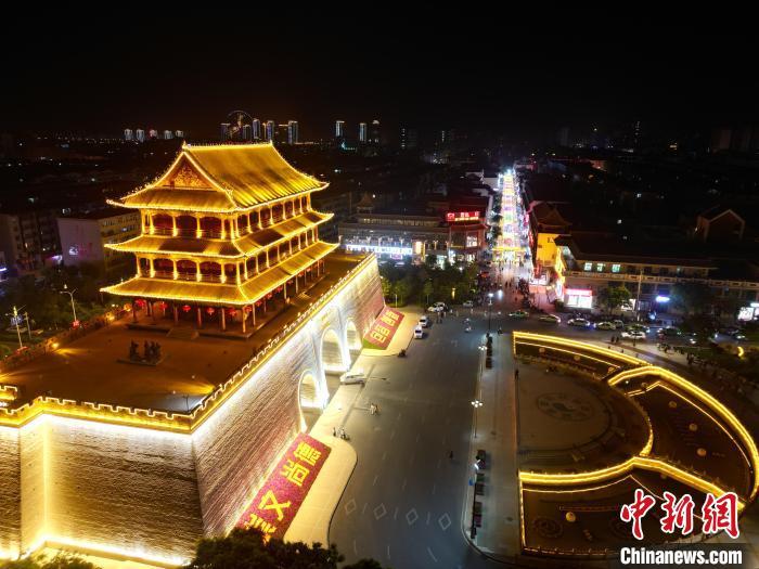 圖為武威市標(biāo)志性建筑涼州古城門燈光亮起。(無人機(jī)照片) 　戴文昌 攝</p><p>