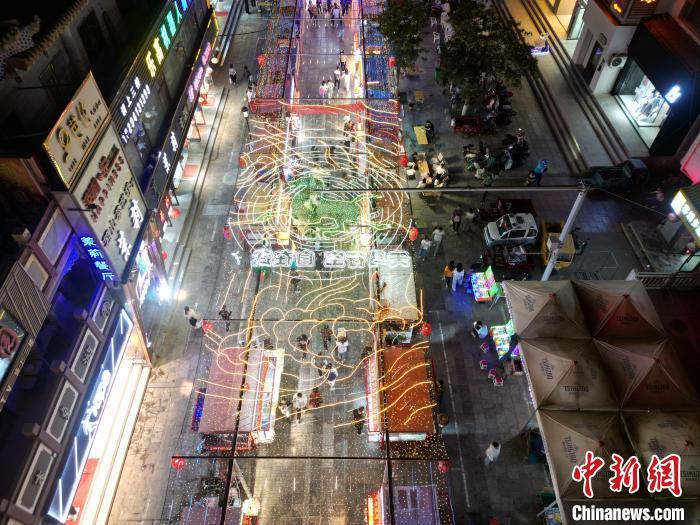 圖為明清街夜市燈光點(diǎn)亮具有武威文化元素的“銅奔馬”彩燈。(無人機(jī)照片) 　戴文昌 攝</p><p>