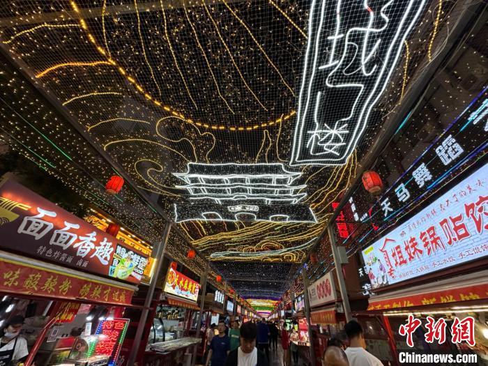 圖為明清街夜市燈光點(diǎn)亮具有武威文化元素的“涼州古城門”彩燈。　戴文昌 攝</p><p>