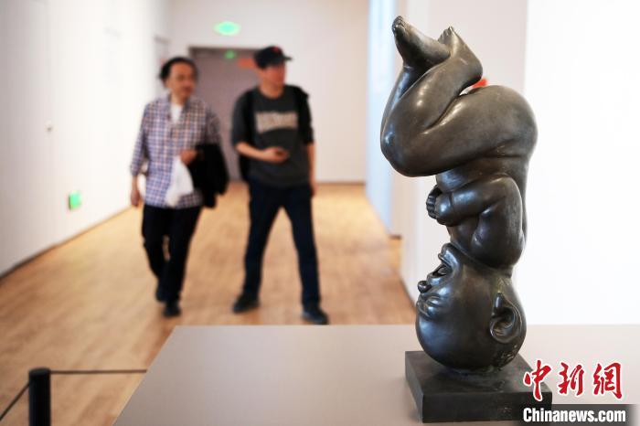 5月21日，觀眾參觀“絲路印跡”雕塑藝術(shù)作品展展出的雕塑作品。九美旦增 攝</p>
<p>