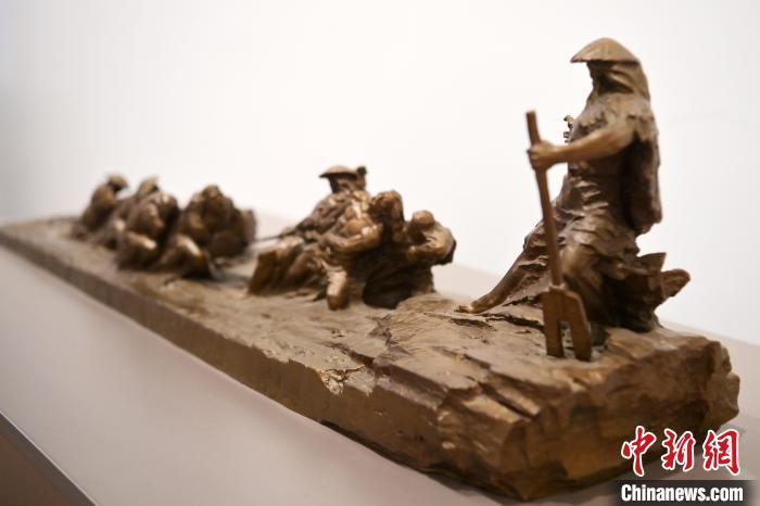 5月21日，在“絲路印跡”雕塑藝術(shù)作品展展出的作品《治水為民·禹德九州》。九美旦增 攝</p>
<p>