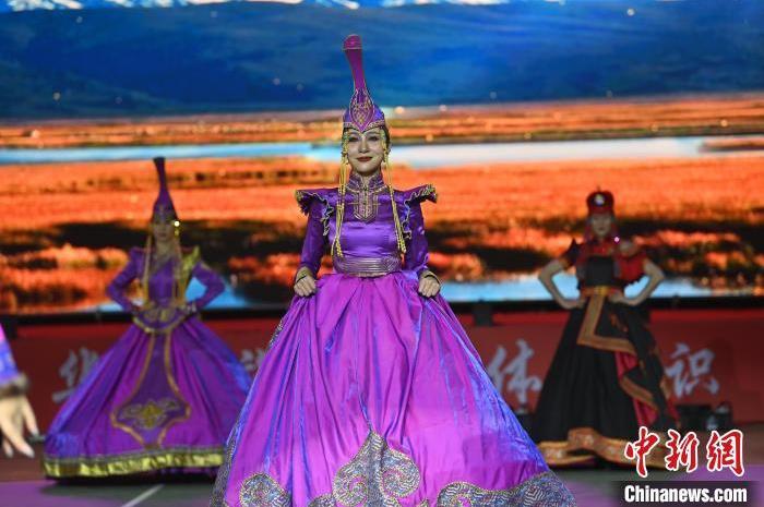 圖為開(kāi)幕式現(xiàn)場(chǎng)蒙古族服飾秀。李亞龍 攝</p>
<p>