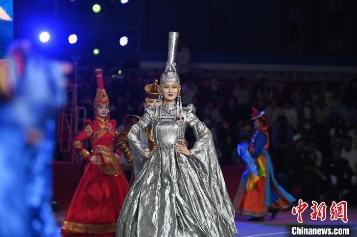 圖為開(kāi)幕式現(xiàn)場(chǎng)蒙古族服飾秀。李亞龍 攝</p>
<p>