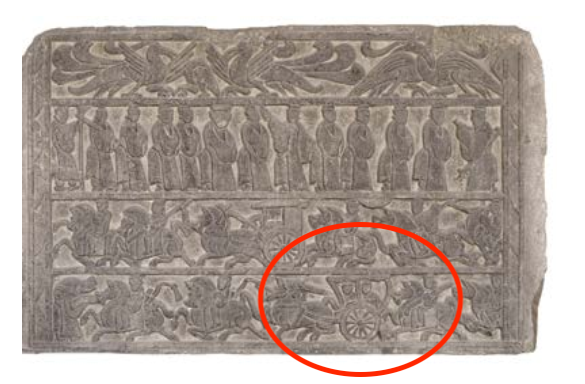 △漢代迎賓、車馬出行畫像石，現(xiàn)藏于臨沂市博物館。畫像石的第四層中有軺車出現(xiàn)。