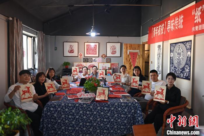 6月6日，在甘肅敦煌青年夜校課程中，青年學(xué)員展示學(xué)習(xí)敦煌非遺剪紙的成果。