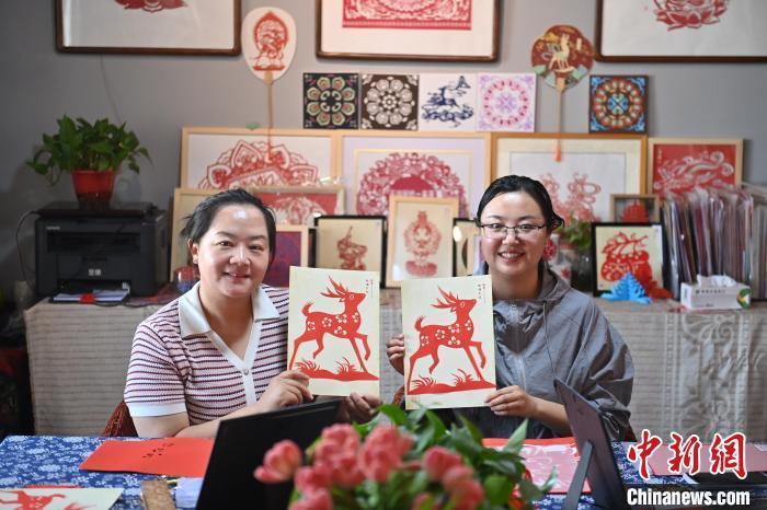 6月6日，在甘肅敦煌青年夜校課程中，青年學(xué)員展示學(xué)習(xí)敦煌非遺剪紙的成果。李亞龍 攝　　