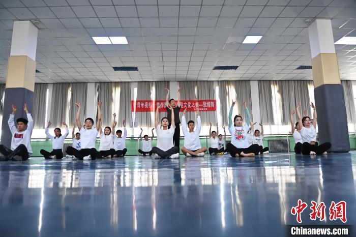 6月6日，在甘肅敦煌青年夜校課程中，青年學(xué)員學(xué)習(xí)敦煌舞課程。李亞龍 攝　　