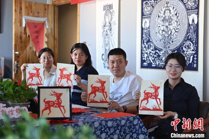 6月6日，在甘肅敦煌青年夜校課程中，青年學(xué)員展示學(xué)習(xí)敦煌非遺剪紙的成果。李亞龍 攝　　