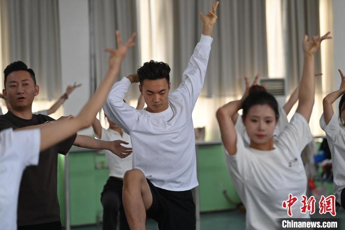 6月6日，在甘肅敦煌青年夜校課程中，青年學(xué)員學(xué)習(xí)敦煌舞課程。李亞龍 攝　　