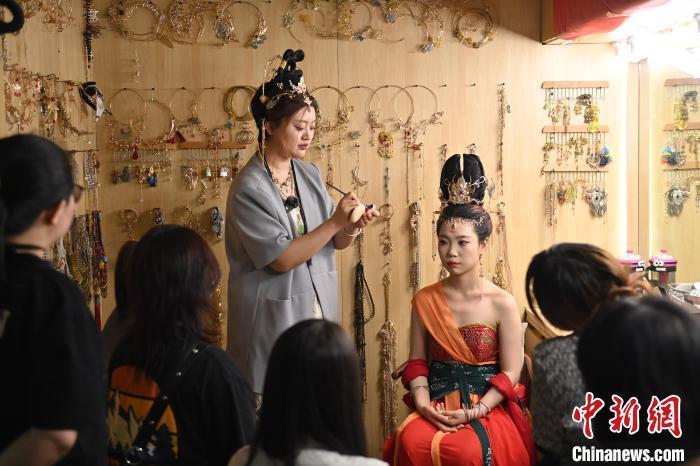 6月6日，在甘肅敦煌青年夜校課程中，青年學(xué)員學(xué)習(xí)敦煌美妝課程。李亞龍 攝