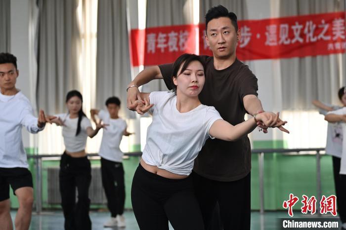 6月6日，在甘肅敦煌青年夜校課程中，學(xué)員學(xué)習(xí)敦煌舞課程。李亞龍 攝　　