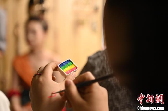 6月6日，在甘肅敦煌青年夜校課程中，青年學(xué)員學(xué)習(xí)敦煌美妝課程。李亞龍 攝　　