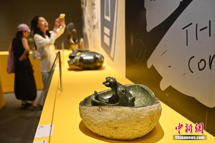 圖為該藝術(shù)展展陳的蛇紋石作品《河馬池》。中新社記者 李亞龍 攝