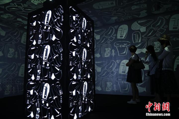 圖為游客參觀藝術(shù)展。中新社記者 李亞龍 攝