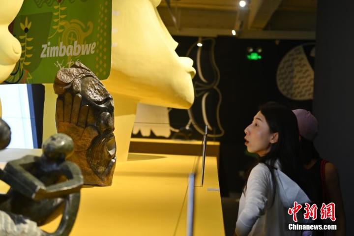 圖為游客參觀藝術(shù)展。中新社記者 李亞龍 攝